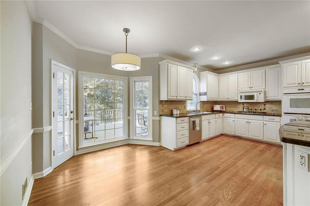 5 bedroom, 4 bathroom, 3,300 sq ft single family residence for sale at 330 S Satinwood Place, Roswell, GA 30076 — photo 7