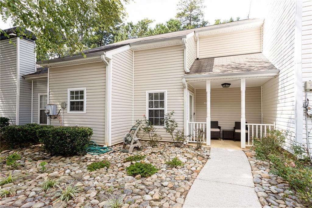 3 bedroom, 2 bathroom, 1,471 sq ft townhouse for sale at 6551 Wellington Chase Court, Lithonia, GA 30058