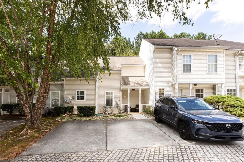 3 bedroom, 2 bathroom, 1,471 sq ft townhouse for sale at 6551 Wellington Chase Court, Lithonia, GA 30058 — photo 2