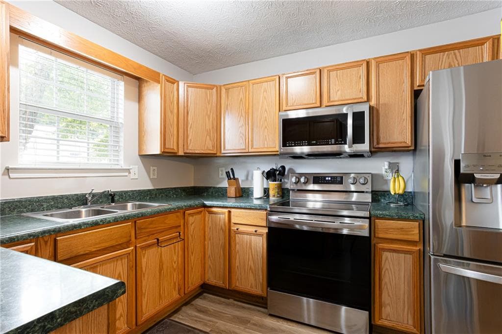 3 bedroom, 2 bathroom, 1,471 sq ft townhouse for sale at 6551 Wellington Chase Court, Lithonia, GA 30058 — photo 4
