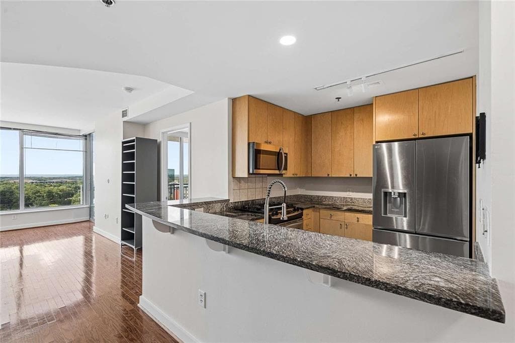 1 bedroom, 1 bathroom, 936 sq ft condominium for sale at 3338 Peachtree Road 1810, Atlanta, GA 30326 — photo 4