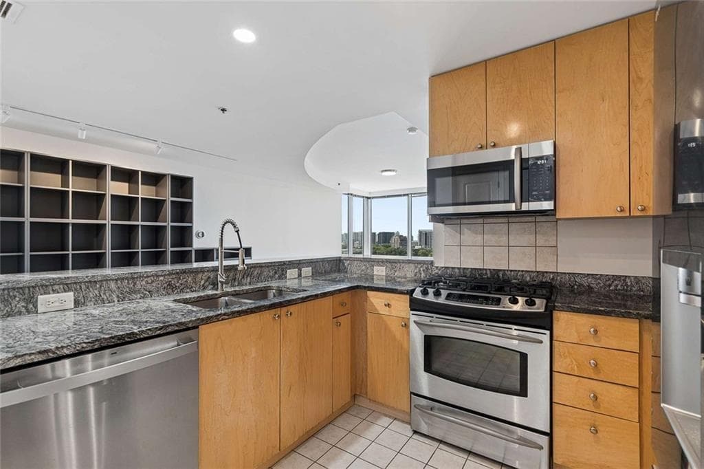 1 bedroom, 1 bathroom, 936 sq ft condominium for sale at 3338 Peachtree Road 1810, Atlanta, GA 30326 — photo 7