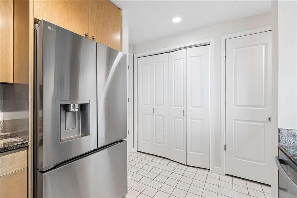 1 bedroom, 1 bathroom, 936 sq ft condominium for sale at 3338 Peachtree Road 1810, Atlanta, GA 30326 — photo 8