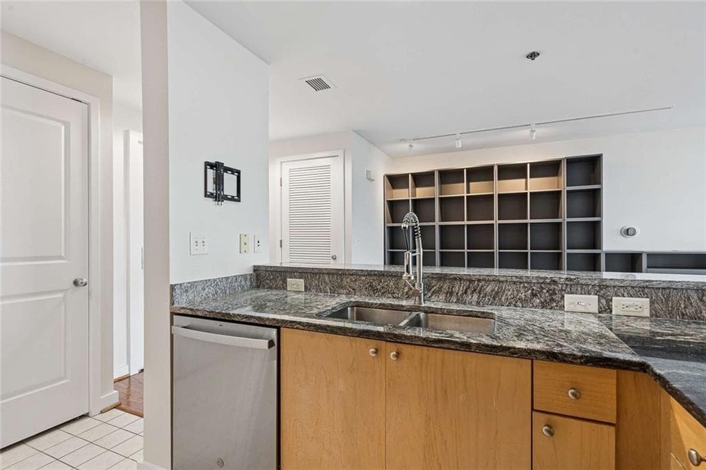 1 bedroom, 1 bathroom, 936 sq ft condominium for sale at 3338 Peachtree Road 1810, Atlanta, GA 30326 — photo 9