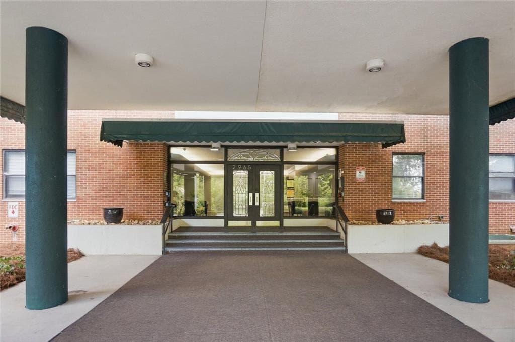 1 bedroom, 1 bathroom, 658 sq ft condominium for sale at 2965 Pharr Court South 609, Atlanta, GA 30305 — photo 1 of 34
