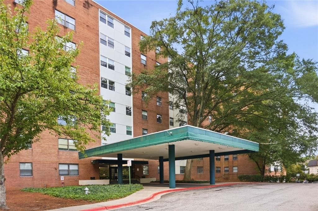 1 bedroom, 1 bathroom, 658 sq ft condominium for sale at 2965 Pharr Court South 609, Atlanta, GA 30305 — photo 2