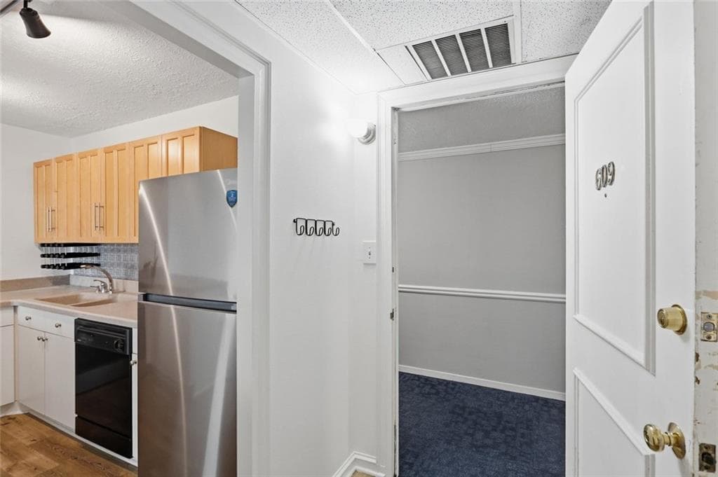 1 bedroom, 1 bathroom, 658 sq ft condominium for sale at 2965 Pharr Court South 609, Atlanta, GA 30305 — photo 3