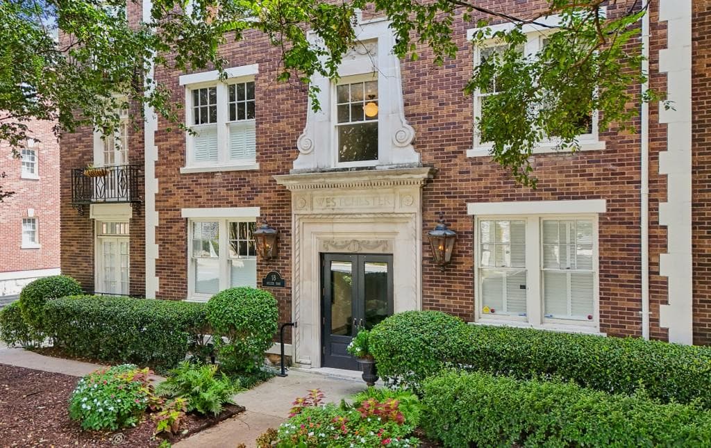 2 bedroom, 1 bathroom, 1,080 sq ft condominium for sale at 18 Collier Road 10, Atlanta, GA 30309 — photo 2