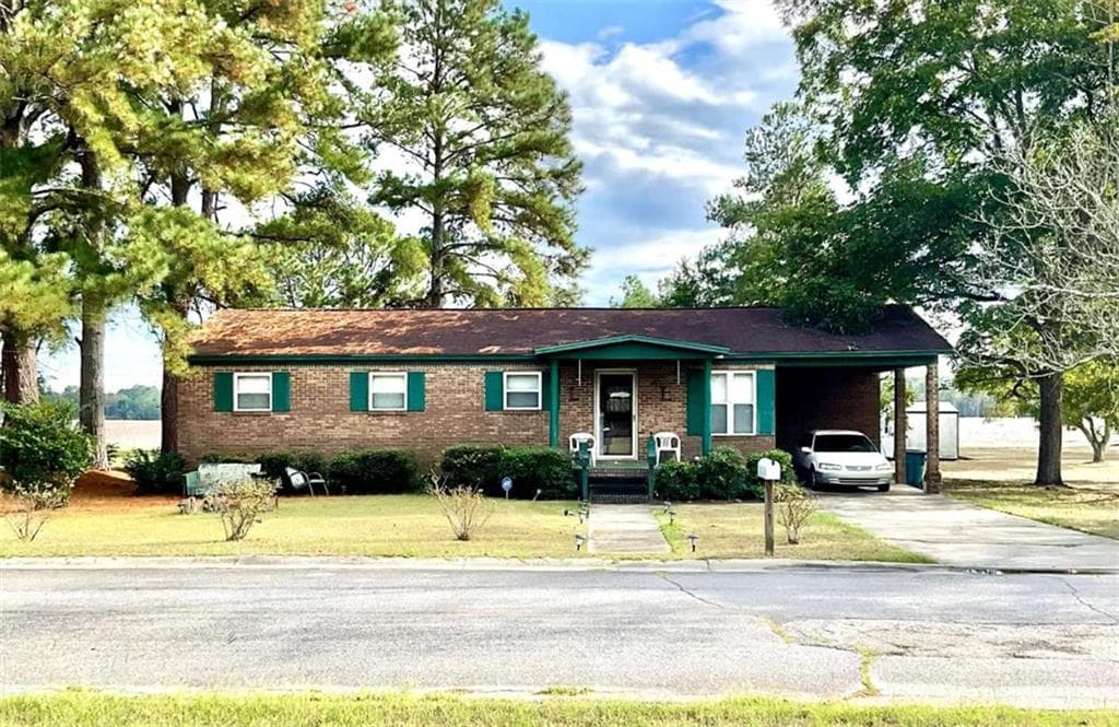 4 bedroom, 2 bathroom, 1,338 sq ft single family residence for sale at 517 Whitehall Street, Vienna, GA 31092