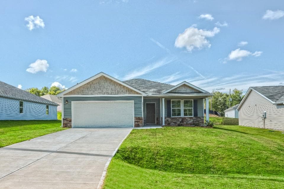 3 bedroom, 2 bathroom, 1,416 sq ft single family residence under contract at 255 Woodlake Landing, Hartwell, GA 30643