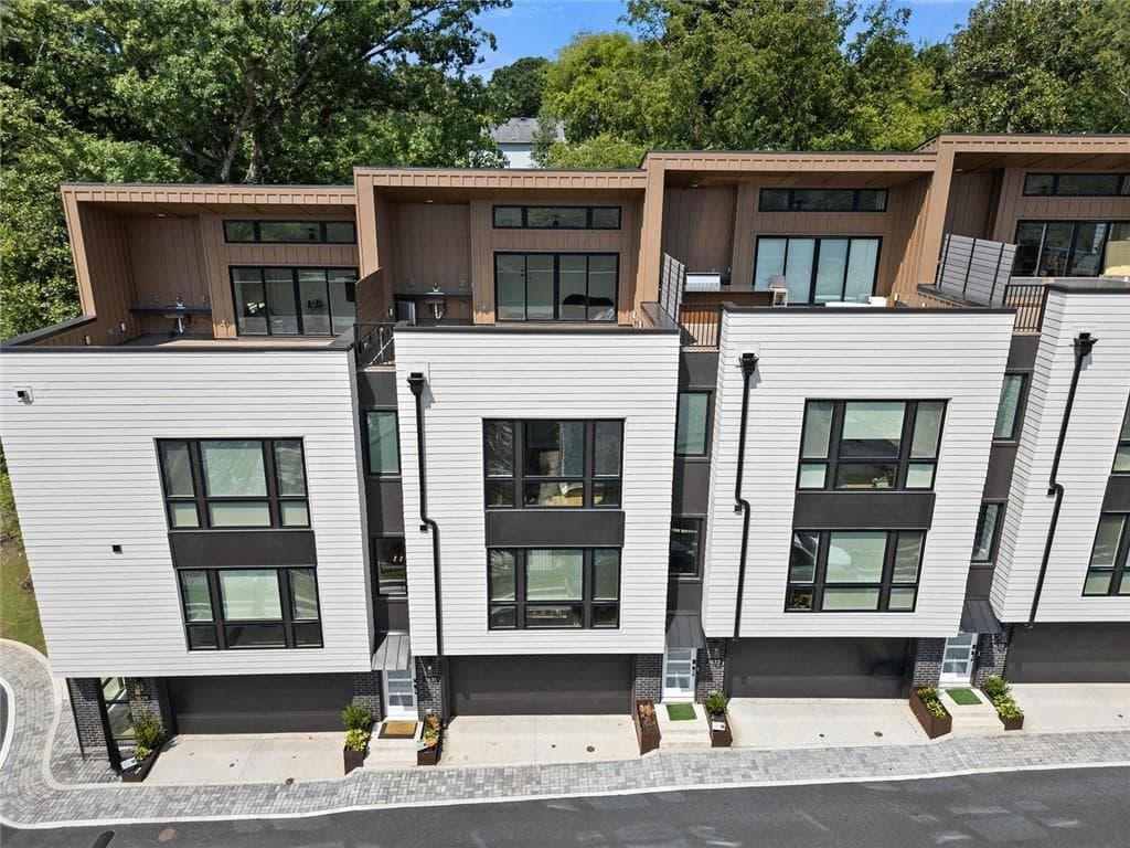 3 bedroom, 3 bathroom, 2,560 sq ft townhouse for sale at 1631 Overlook Way, Atlanta, GA 30318