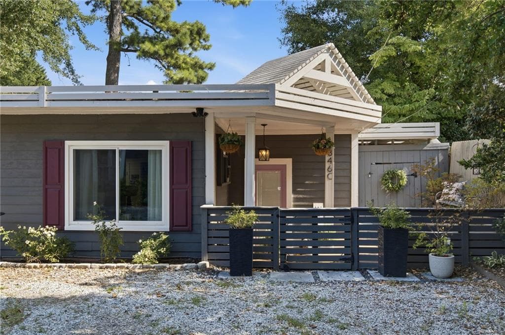 2 bedroom, 2 bathroom, 1,305 sq ft single family residence under contract at 846 Saint Charles Avenue C, Atlanta, GA 30306 — photo 2