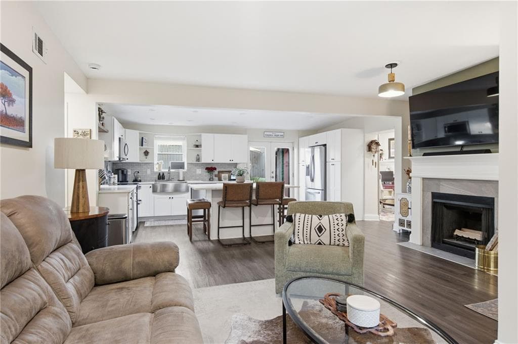 2 bedroom, 2 bathroom, 1,305 sq ft single family residence under contract at 846 Saint Charles Avenue C, Atlanta, GA 30306 — photo 6