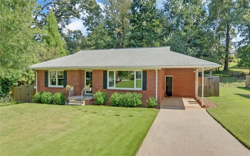 2 bedroom, 1 bathroom, 1,194 sq ft single family residence for sale at 1398 Cumberland Drive, Gainesville, GA 30501