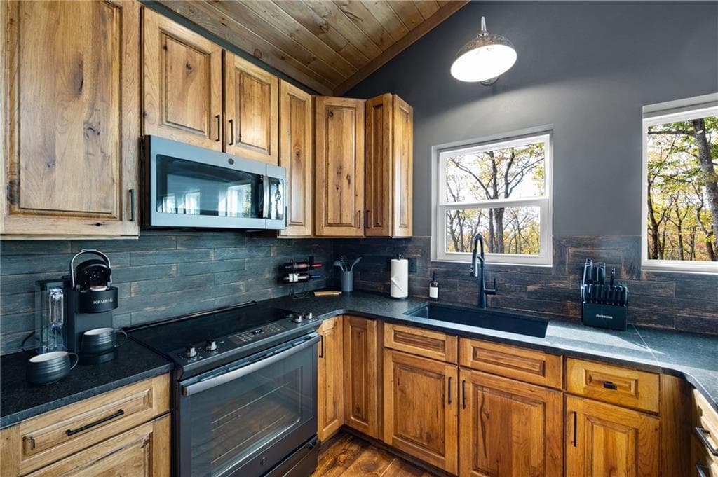 3 bedroom, 3 bathroom, 2,081 sq ft single family residence for sale at 1250 Lost Forest Road, Ellijay, GA 30536 — photo 9