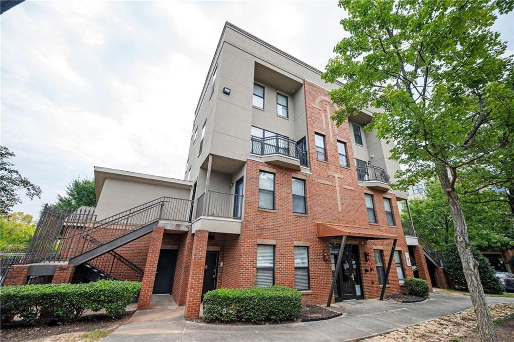 2 bedroom, 2 bathroom, 1,309 sq ft condominium for sale at 898 Oak Street 2001, Atlanta, GA 30310