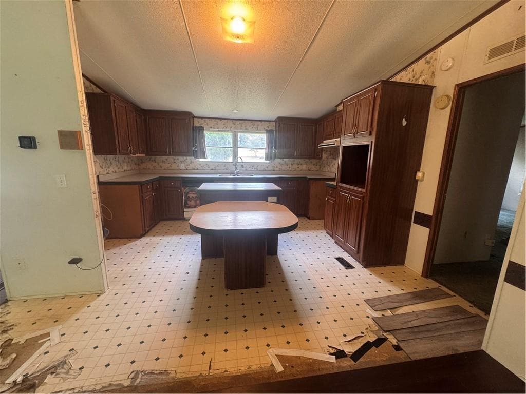 4 bedroom, 2 bathroom, 2,072 sq ft single family residence for sale at 435 Blueberry Lane, Winder, GA 30680 — photo 10