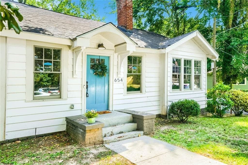 3 bedroom, 2 bathroom, 1,367 sq ft single family residence for sale at 654 Gillette Avenue, Atlanta, GA 30310 — photo 2