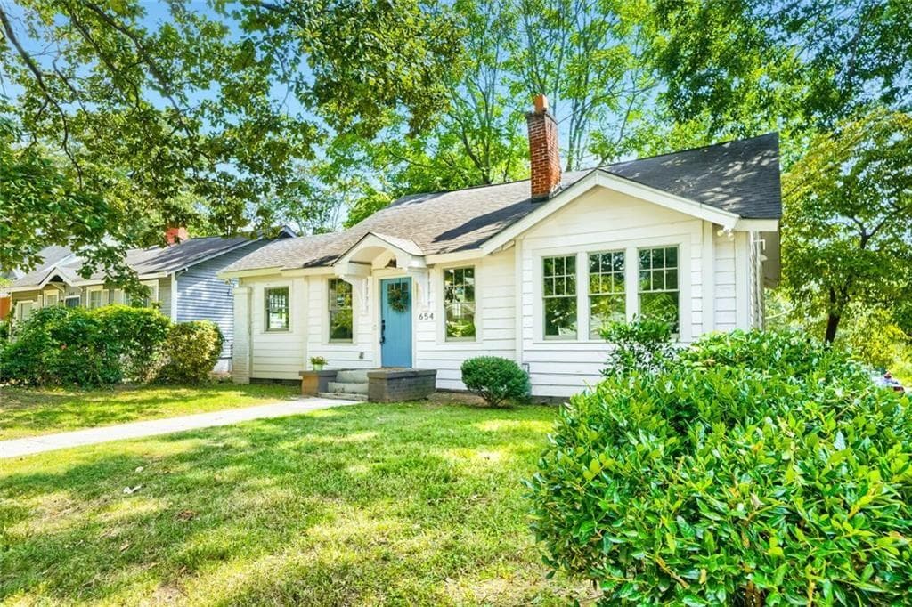 3 bedroom, 2 bathroom, 1,367 sq ft single family residence for sale at 654 Gillette Avenue, Atlanta, GA 30310 — photo 3