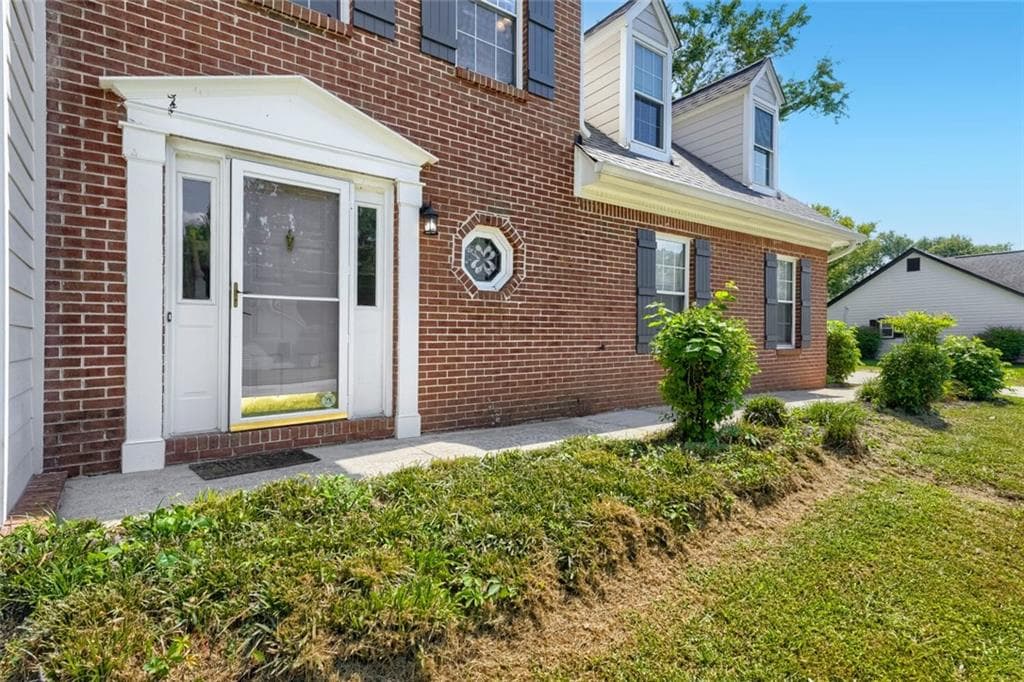 3 bedroom, 3 bathroom, 2,453 sq ft single family residence for sale at 1410 Willow Bend Drive, Snellville, GA 30078 — photo 2