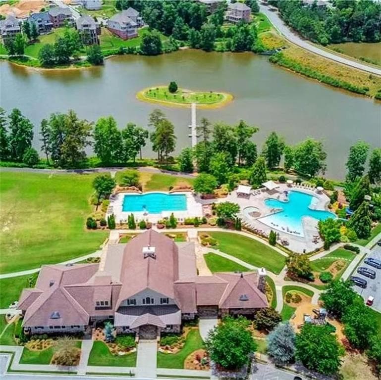 5 bedroom, 3 bathroom, 2,556 sq ft single family residence for sale at 6716 Scarlet Oak Way, Flowery Branch, GA 30542 — photo 3