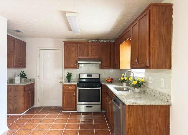 3 bedroom, 3 bathroom, 1,372 sq ft single family residence for sale at 358 Summit Lane, Riverdale, GA 30274 — photo 4