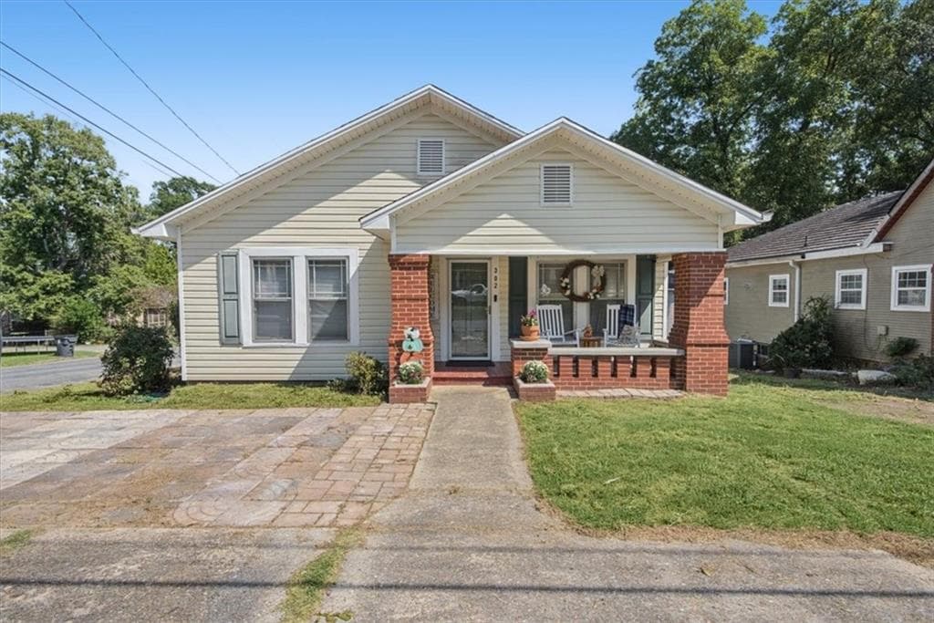 2 bedroom, 1 bathroom, 956 sq ft single family residence for sale at 302 Hampton Street, Rockmart, GA 30153 — photo 1 of 42