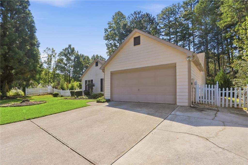 3 bedroom, 2 bathroom, 1,272 sq ft single family residence for sale at 5700 River Ridge Lane, Sugar Hill, GA 30518 — photo 3