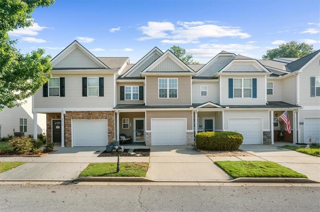 3 bedroom, 3 bathroom, 1,692 sq ft townhouse for sale at 4612 Beacon Ridge Lane, Flowery Branch, GA 30542 — photo 2