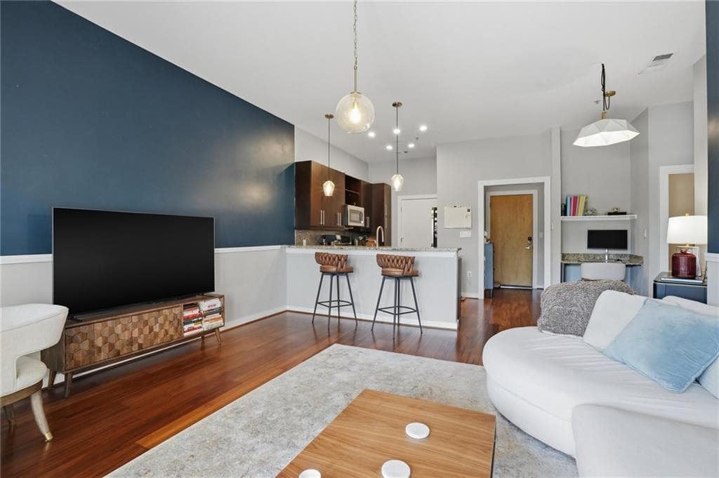 1 bedroom, 1 bathroom, 810 sq ft condominium for rent at 870 Inman Village Parkway 421, Atlanta, GA 30307 for $2,250 a month — photo 2