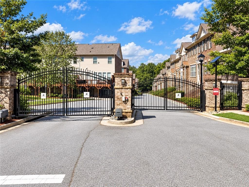 4 bedroom, 4 bathroom, 2,565 sq ft townhouse for sale at 1374 Doublegate Drive, Atlanta, GA 30319 — photo 3
