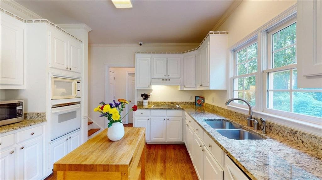 4 bedroom, 5 bathroom, 3,855 sq ft single family residence under contract at 1555 Timberline Trace, Snellville, GA 30078 — photo 4