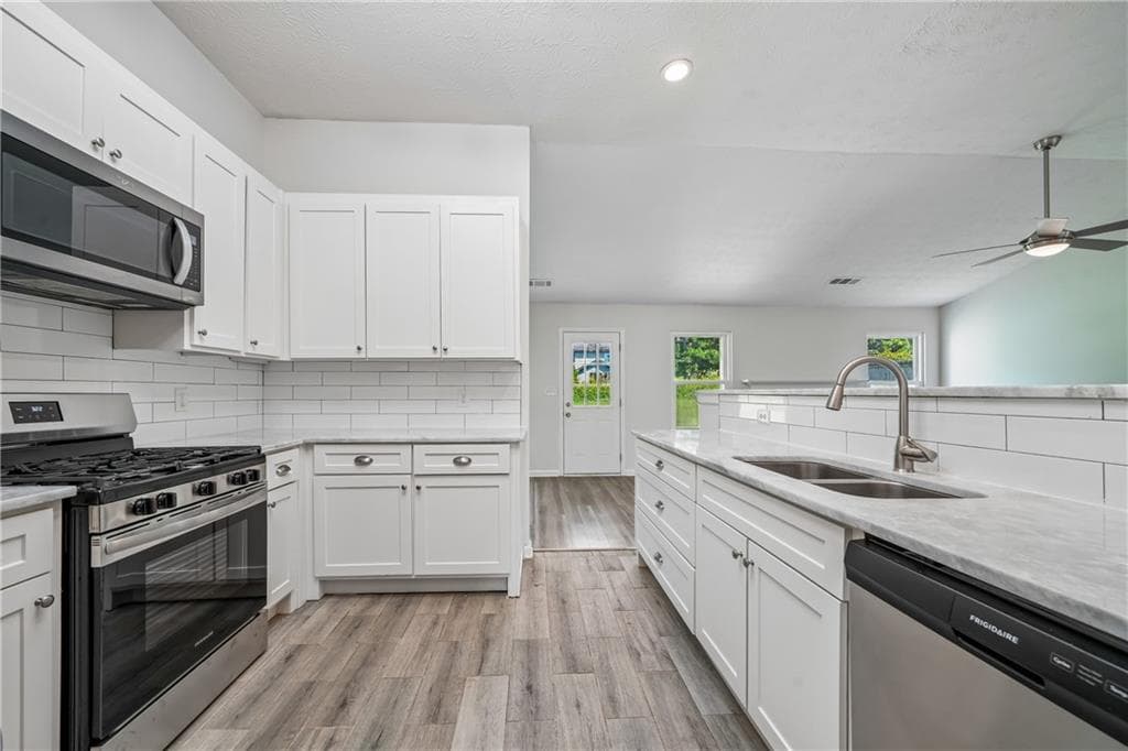 3 bedroom, 3 bathroom, 2,481 sq ft single family residence for sale at 3725 Bradford Walk Trail, Buford, GA 30519 — photo 6