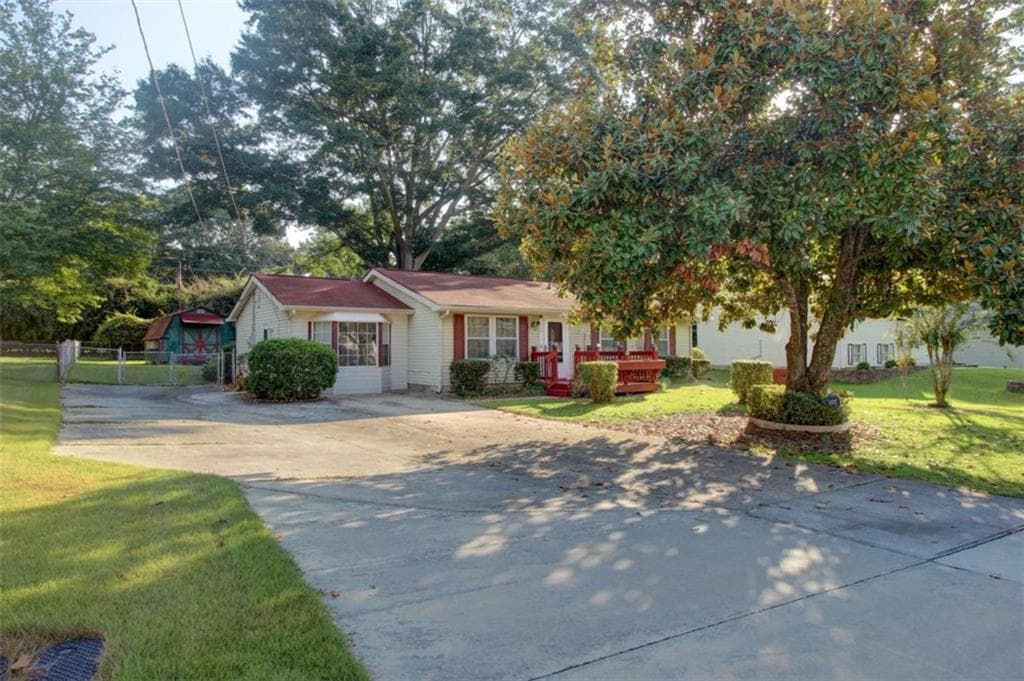 3 bedroom, 1 bathroom, 1,260 sq ft single family residence for sale at 612 Tower Road, Peachtree City, GA 30269 — photo 3