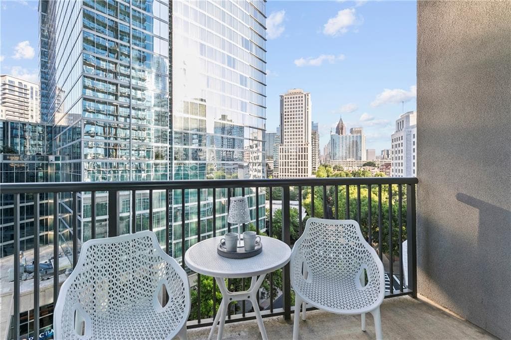 1 bedroom, 1 bathroom, 872 sq ft condominium for sale at 1080 Peachtree Street 807, Atlanta, GA 30309 — photo 3