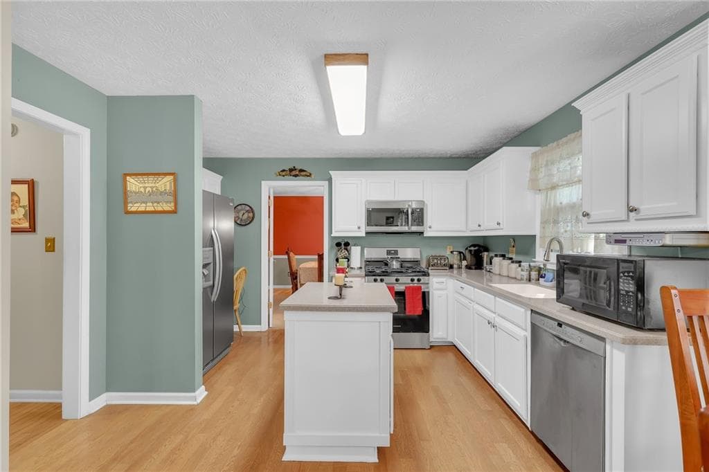 4 bedroom, 3 bathroom, 2,230 sq ft single family residence for sale at 2900 Riverbend Drive, Snellville, GA 30078 — photo 8
