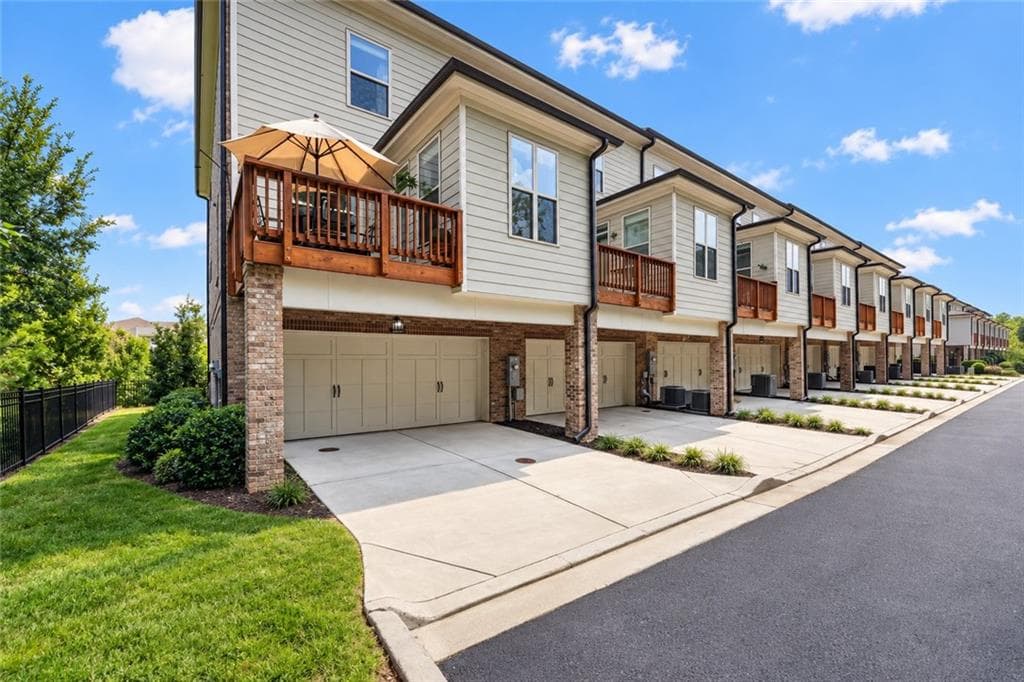 3 bedroom, 4 bathroom, 2,282 sq ft townhouse for sale at 1016 Township Square, Alpharetta, GA 30022 — photo 2