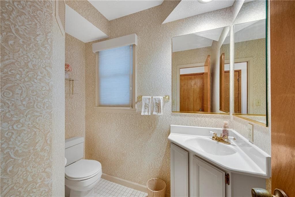 3 bedroom, 3 bathroom, 2,363 sq ft single family residence under contract at 1475 Luke Lane, Lawrenceville, GA 30043 — photo 10