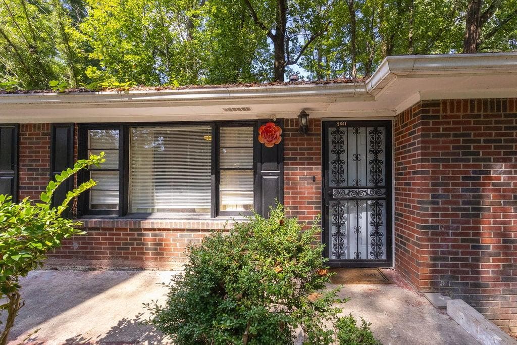 7 bedroom, 3 bathroom, 2,586 sq ft single family residence for sale at 2661 Collier Drive, Atlanta, GA 30318 — photo 2
