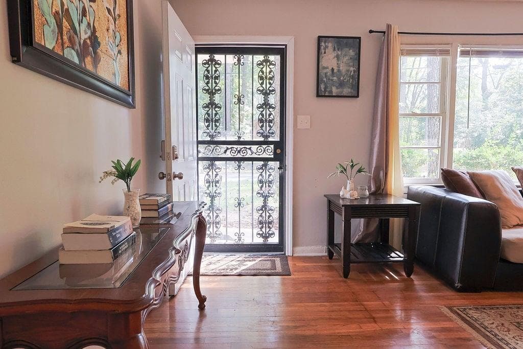 7 bedroom, 3 bathroom, 2,586 sq ft single family residence for sale at 2661 Collier Drive, Atlanta, GA 30318 — photo 3