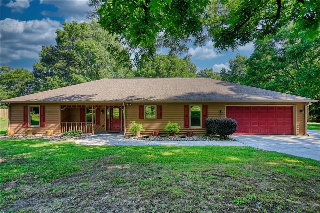 2 bedroom, 2 bathroom, 2,162 sq ft single family residence for sale at 647 E Mays Road, Stockbridge, GA 30281