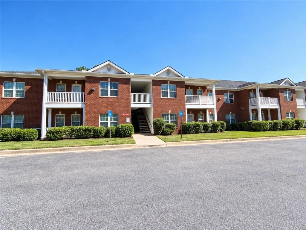 2 bedroom, 2 bathroom, 1,128 sq ft single family residence for sale at 7712 Autry Circle, Douglasville, GA 30134