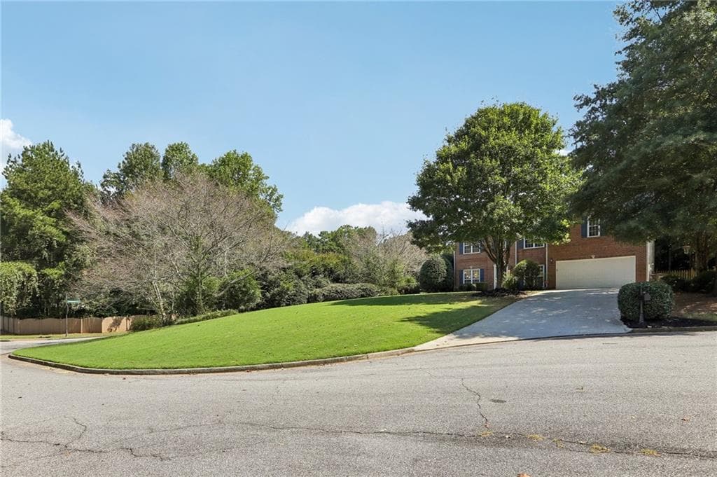 5 bedroom, 3 bathroom, 2,960 sq ft single family residence under contract at 3015 Saint Andrews Court, Cumming, GA 30041 — photo 3
