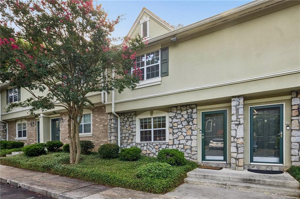 2 bedroom, 3 bathroom, 1,324 sq ft townhouse for rent at 6900 Roswell Road B5, Sandy Springs, GA 30328 for $2,400 a month