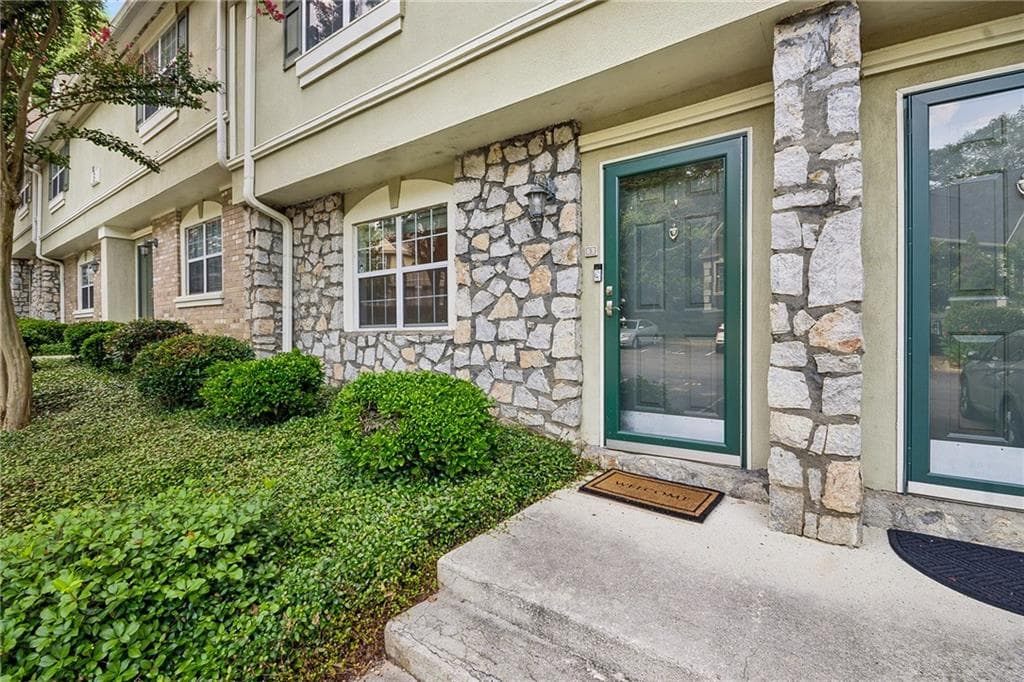 2 bedroom, 3 bathroom, 1,324 sq ft townhouse for rent at 6900 Roswell Road B5, Sandy Springs, GA 30328 for $2,400 a month — photo 2