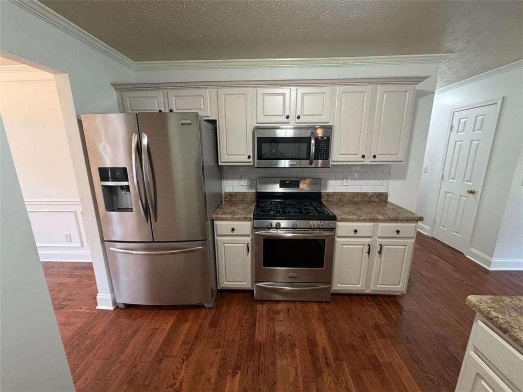 4 bedroom, 3 bathroom, 2,740 sq ft single family residence for rent at 9469 Carnes Crossing Circle, Jonesboro, GA 30236 for $2,395 a month — photo 8