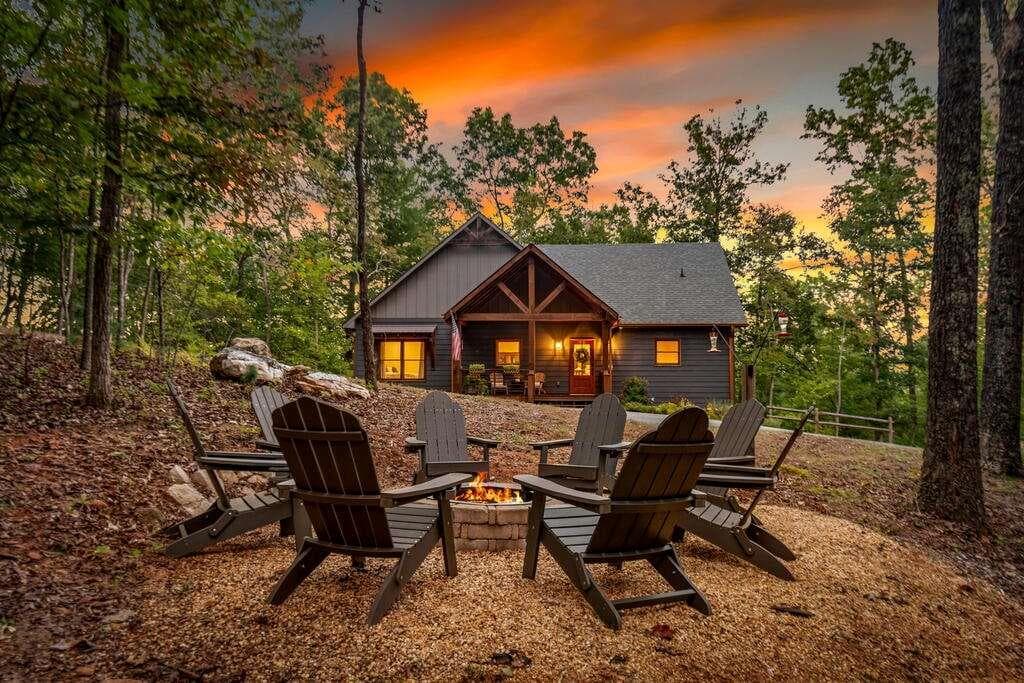 5 bedroom, 4 bathroom, 3,012 sq ft single family residence for sale at 1081 Dills Road, Blue Ridge, GA 30513 — photo 2