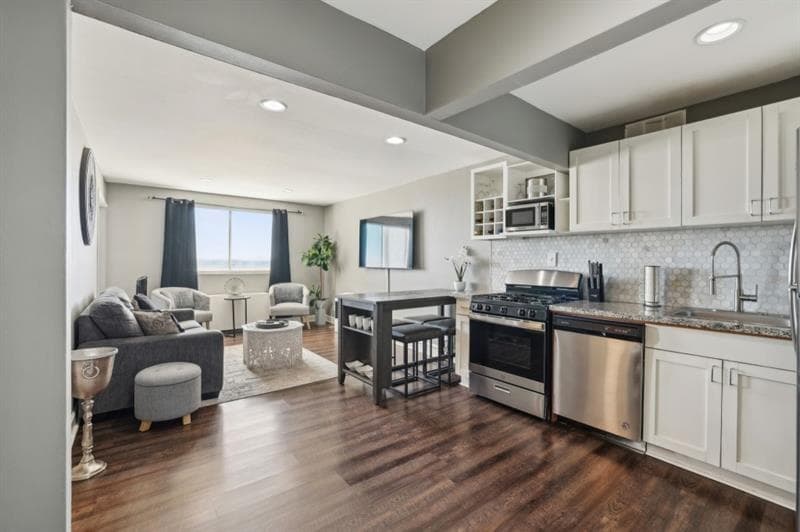 1 bedroom, 1 bathroom, 631 sq ft condominium for sale at 215 Piedmont Avenue 1804, Atlanta, GA 30308 — photo 2