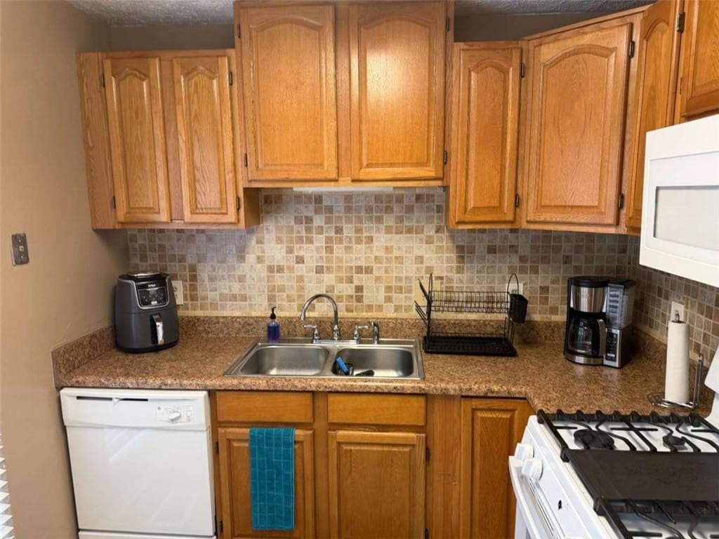 3 bedroom, 2 bathroom, 1,204 sq ft single family residence for sale at 909 Forest Pointe Way, Jonesboro, GA 30238 — photo 8