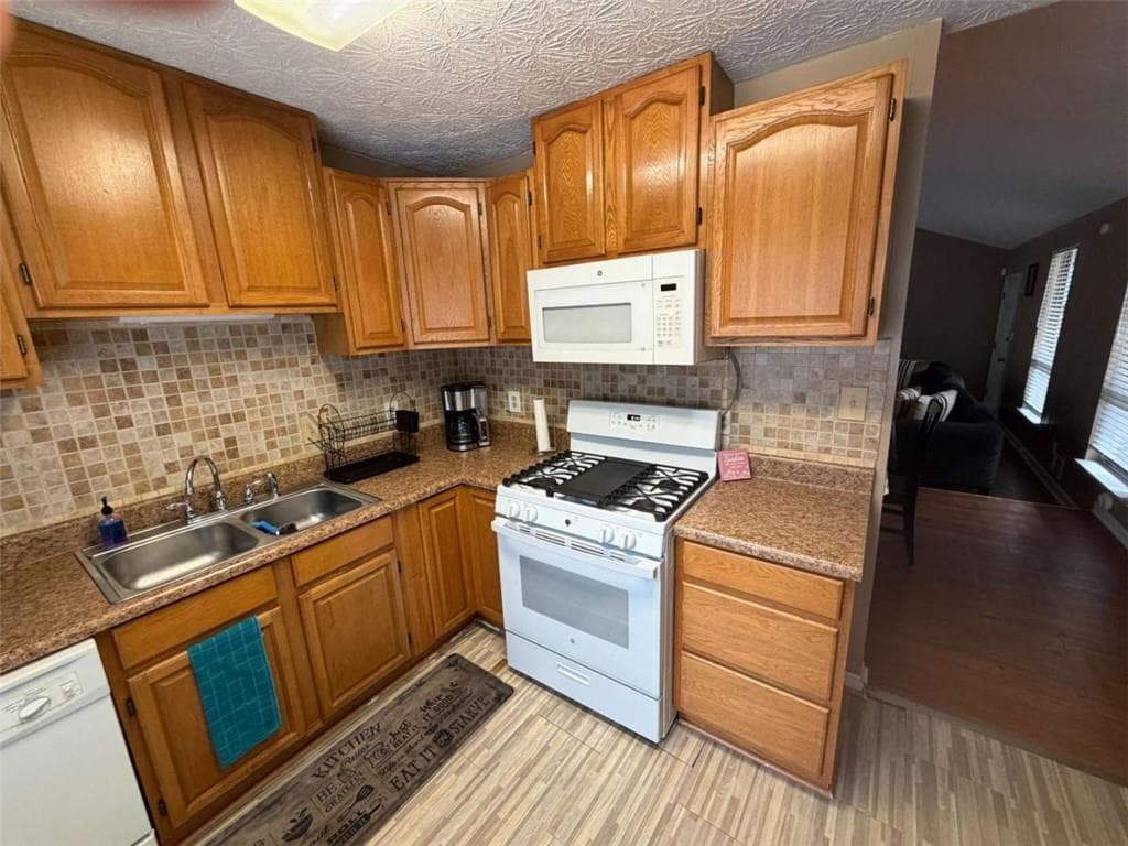 3 bedroom, 2 bathroom, 1,204 sq ft single family residence for sale at 909 Forest Pointe Way, Jonesboro, GA 30238 — photo 9